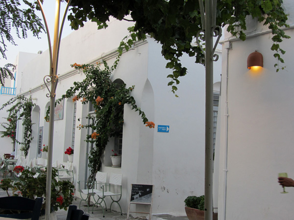 Aspects de Sifnos, une &icirc;le peu connue des Cyclades, dont la gastronomie est tr&egrave;s r&eacute;put&eacute;e. Septembre 2011.