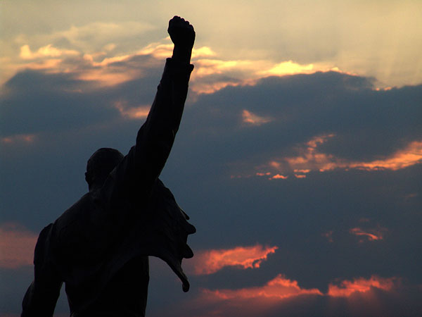 Montreux, la statue de Freddie Mercury face aux feux du couchant, 29 juillet 2004.