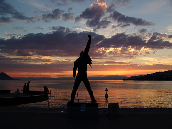 Montreux, la statue de Freddie Mercury face aux feux du soleil couchant, 11 août 2004.