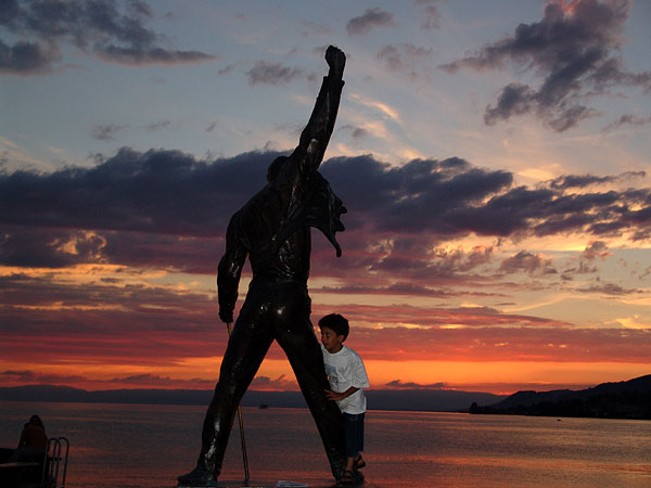 Montreux, la statue de Freddie Mercury face aux feux du soleil couchant, 11 août 2004.