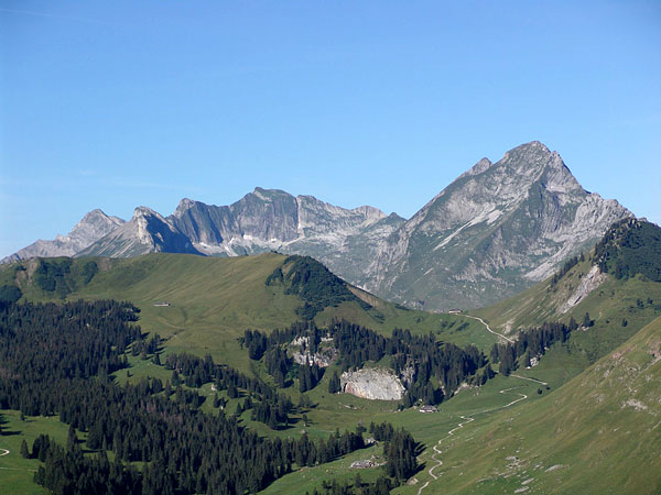 Vue sur les Préalpes fribourgeoises depuis le Chalet du Soldat, au pied des Gastlosen, en Gruyère, août 2004.