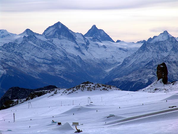 Glacier des Diablerets, vue sur les pistes et les Alpes, 28 novembre 2004.