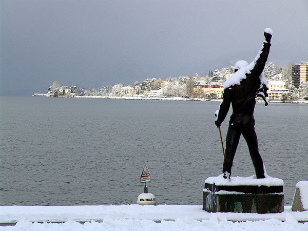 Montreux, 20 février 2005: au bas de la Place du Marché enneigée, la statue de Freddie Mercury fait face à Clarens.
