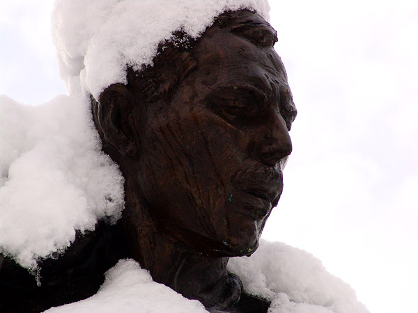Montreux, 20 février 2005: la statue de Freddie Mercury s'est parée d'un manteau de neige.