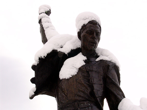 Montreux, 20 février 2005: la statue de Freddie Mercury s'est parée d'un manteau de neige.