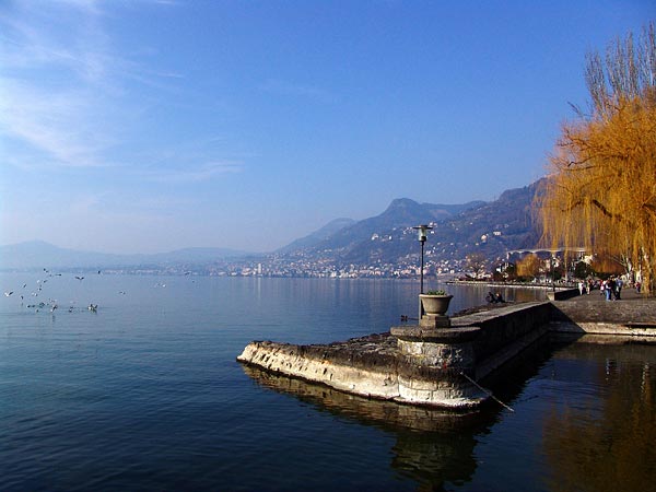 Sur les quais de Villeneuve, 20 mars 2005.