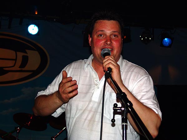 Soirée Skarface, Ned- Montreux Music Club, samedi 30 avril 2005. Simon Favez, président du club, encourage le public à hurler pour faire revenir Skarface pour un rappel.