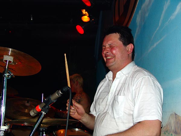 Soirée Skarface, Ned- Montreux Music Club, samedi 30 avril 2005. Simon Favez, président du club, à la 2e batterie pour un rappel de Skarface.