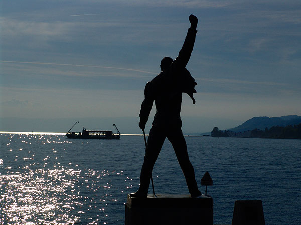 Statue de Freddie Mercury et Arteplage Mobile du Jazz, juin 2005.