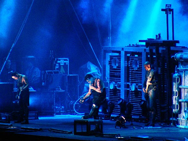 Paléo Festival 2005: Rammstein, vendredi 22 juillet, Grande Scène. Nota bene: les photographes de fusions.ch n'ayant pas été autorisés à prendre des clichés de ce concert, c'est un photographe anonyme perdu dans la foule qui a effectué ces prises de vue et qui nous les a fait parvenir!