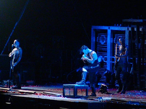 Paléo Festival 2005: Rammstein, vendredi 22 juillet, Grande Scène. Nota bene: les photographes de fusions.ch n'ayant pas été autorisés à prendre des clichés de ce concert, c'est un photographe anonyme perdu dans la foule qui a effectué ces prises de vue et qui nous les a fait parvenir!