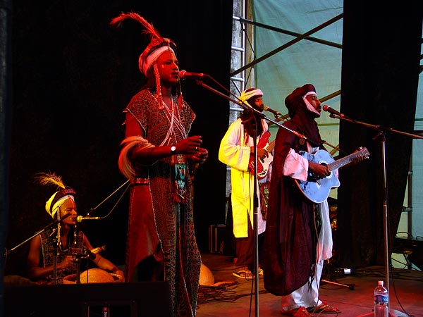 Etran Finatawa, le blues des nomades du désert au World Music Festival d'Oron, 29 juillet 2005.