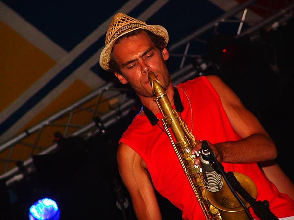 Skapharnaum, ska-reggae-jazz métissé au World Music Festival d'Oron, 29 juillet 2005.