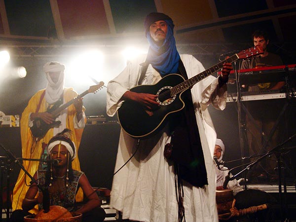 L'urban ethnic soul de Zap Mama rencontre Etran Finatawa, le blues des nomades du désert, au World Music Festival d'Oron, dimanche 31 juillet 2005.