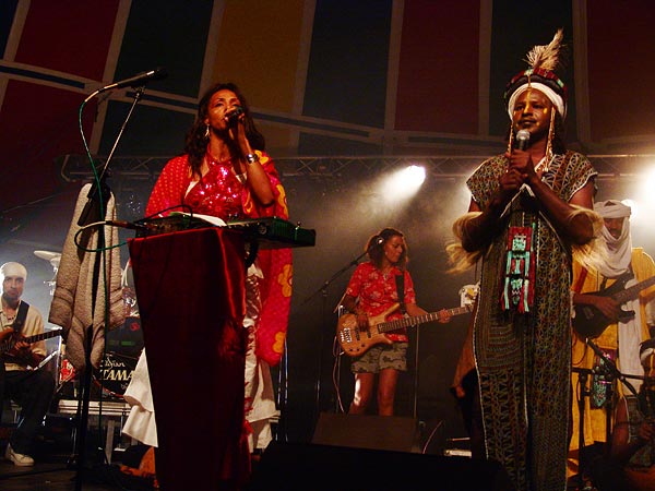 L'urban ethnic soul de Zap Mama rencontre Etran Finatawa, le blues des nomades du désert, au World Music Festival d'Oron, dimanche 31 juillet 2005.