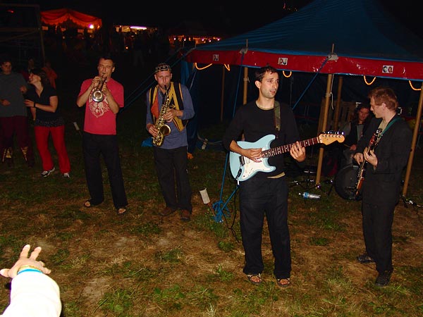 The Baghdaddies, invitation à la danse au World Music Festival d'Oron, dimanche 31 juillet 2005.