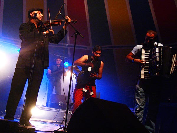 Mahala Raï Banda, musique tzigane festive au World Music Festival d'Oron, dimanche 31 juillet 2005.