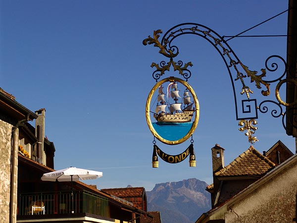 L'enseigne de l'Auberge de l'Onde à St-Saphorin, avec les Rochers-de-Naye à l'arrière-plan, octobre 2005.