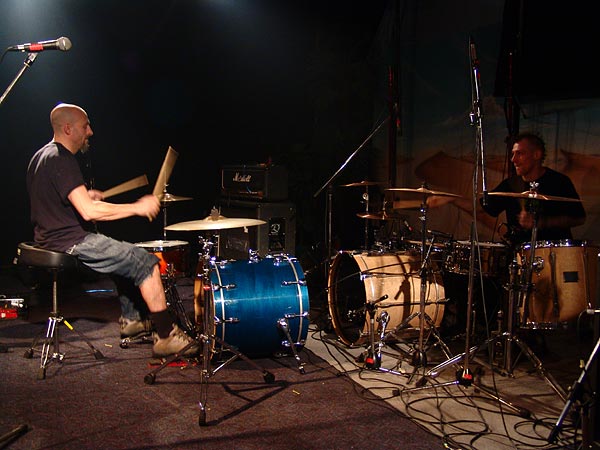 Duel de batterie Parabellum/Lofofora un peu avant le soundcheck, Ned - Montreux Music Club, samedi 22 octobre 2005.