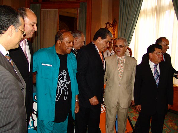 Montreux Jazz Festival 2006: signature d'un accord de partenariat entre le MJF et la ville de Marrakech pour l'organisation d'un Montreux Jazz Festival in Marrakech dont la première édition aura lieu en novembre 2006, dimanche 9 juillet, Montreux Palace. Délégation marocaine: Kamal Bensouda (Directeur général d'Atlas Hospitality), Abdelali Doumou (Président de la Région de Marrakech), Omar Jazouli (Maire de Marrakech), Abdellatif Kabbaj (Président du Conseil Régional du Tourisme), Abbès Azzouzi (Directeur général de l'Office National Marocain du Tourisme), Ali Chaoui (1er Vice-Président du Conseil Régional du Tourisme). Montreux Jazz Festival Foundation: Claude Nobs (Fondateur et Directeur), Me François Carrard (Président du Conseil de Fondation), Pierre Landolt (Vice-Président du Conseil de Fondation), Mathieu Jaton (Secrétaire Général). Invités: Laurent Wehrli (Municipal Economie, Culture et Tourisme, Commune de Montreux), Quincy Jones (producteur).