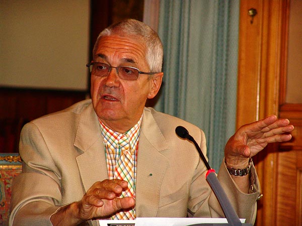 Montreux Jazz Festival 2006: signature d'un accord de partenariat entre le MJF et la ville de Marrakech pour l'organisation d'un Montreux Jazz Festival in Marrakech dont la première édition aura lieu en novembre 2006, dimanche 9 juillet, Montreux Palace. Délégation marocaine: Kamal Bensouda (Directeur général d'Atlas Hospitality), Abdelali Doumou (Président de la Région de Marrakech), Omar Jazouli (Maire de Marrakech), Abdellatif Kabbaj (Président du Conseil Régional du Tourisme), Abbès Azzouzi (Directeur général de l'Office National Marocain du Tourisme), Ali Chaoui (1er Vice-Président du Conseil Régional du Tourisme). Montreux Jazz Festival Foundation: Claude Nobs (Fondateur et Directeur), Me François Carrard (Président du Conseil de Fondation), Pierre Landolt (Vice-Président du Conseil de Fondation), Mathieu Jaton (Secrétaire Général). Invités: Laurent Wehrli (Municipal Economie, Culture et Tourisme, Commune de Montreux), Quincy Jones (producteur).