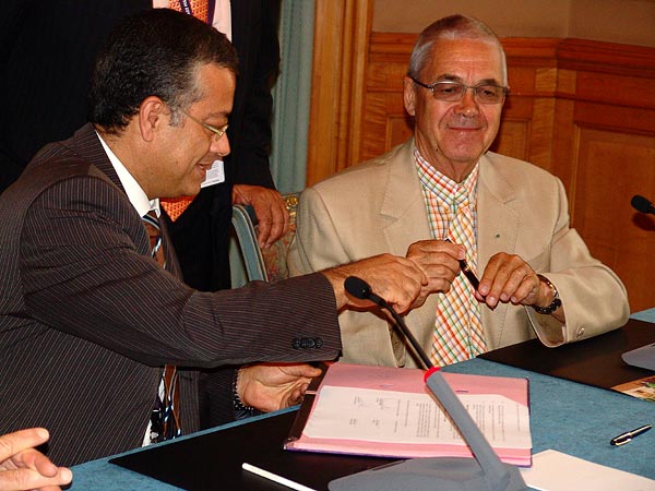 Montreux Jazz Festival 2006: signature d'un accord de partenariat entre le MJF et la ville de Marrakech pour l'organisation d'un Montreux Jazz Festival in Marrakech dont la première édition aura lieu en novembre 2006, dimanche 9 juillet, Montreux Palace. Délégation marocaine: Kamal Bensouda (Directeur général d'Atlas Hospitality), Abdelali Doumou (Président de la Région de Marrakech), Omar Jazouli (Maire de Marrakech), Abdellatif Kabbaj (Président du Conseil Régional du Tourisme), Abbès Azzouzi (Directeur général de l'Office National Marocain du Tourisme), Ali Chaoui (1er Vice-Président du Conseil Régional du Tourisme). Montreux Jazz Festival Foundation: Claude Nobs (Fondateur et Directeur), Me François Carrard (Président du Conseil de Fondation), Pierre Landolt (Vice-Président du Conseil de Fondation), Mathieu Jaton (Secrétaire Général). Invités: Laurent Wehrli (Municipal Economie, Culture et Tourisme, Commune de Montreux), Quincy Jones (producteur).