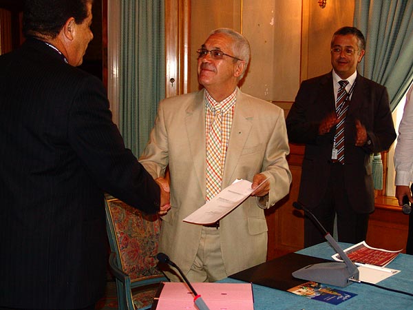 Montreux Jazz Festival 2006: signature d'un accord de partenariat entre le MJF et la ville de Marrakech pour l'organisation d'un Montreux Jazz Festival in Marrakech dont la première édition aura lieu en novembre 2006, dimanche 9 juillet, Montreux Palace. Délégation marocaine: Kamal Bensouda (Directeur général d'Atlas Hospitality), Abdelali Doumou (Président de la Région de Marrakech), Omar Jazouli (Maire de Marrakech), Abdellatif Kabbaj (Président du Conseil Régional du Tourisme), Abbès Azzouzi (Directeur général de l'Office National Marocain du Tourisme), Ali Chaoui (1er Vice-Président du Conseil Régional du Tourisme). Montreux Jazz Festival Foundation: Claude Nobs (Fondateur et Directeur), Me François Carrard (Président du Conseil de Fondation), Pierre Landolt (Vice-Président du Conseil de Fondation), Mathieu Jaton (Secrétaire Général). Invités: Laurent Wehrli (Municipal Economie, Culture et Tourisme, Commune de Montreux), Quincy Jones (producteur).