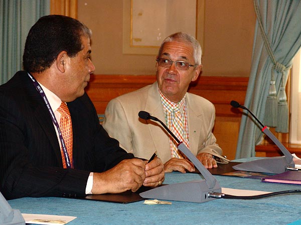 Montreux Jazz Festival 2006: signature d'un accord de partenariat entre le MJF et la ville de Marrakech pour l'organisation d'un Montreux Jazz Festival in Marrakech dont la première édition aura lieu en novembre 2006, dimanche 9 juillet, Montreux Palace. Délégation marocaine: Kamal Bensouda (Directeur général d'Atlas Hospitality), Abdelali Doumou (Président de la Région de Marrakech), Omar Jazouli (Maire de Marrakech), Abdellatif Kabbaj (Président du Conseil Régional du Tourisme), Abbès Azzouzi (Directeur général de l'Office National Marocain du Tourisme), Ali Chaoui (1er Vice-Président du Conseil Régional du Tourisme). Montreux Jazz Festival Foundation: Claude Nobs (Fondateur et Directeur), Me François Carrard (Président du Conseil de Fondation), Pierre Landolt (Vice-Président du Conseil de Fondation), Mathieu Jaton (Secrétaire Général). Invités: Laurent Wehrli (Municipal Economie, Culture et Tourisme, Commune de Montreux), Quincy Jones (producteur).