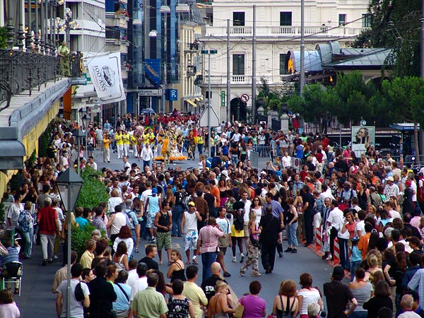 Montreux Jazz Festival 2006: Santana's World Drum Parade, avec United Samba Lausanne y Sambrasil Montreux, Association des Percussions Uruguayennes et Capoeira, dimanche 9 juillet, Grand-Rue, du Marché Couvert à la scène de l'Auditorium Stravinski.