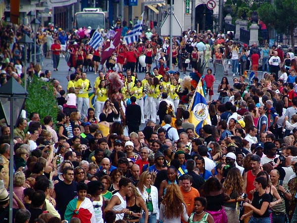 Montreux Jazz Festival 2006: Santana's World Drum Parade, avec United Samba Lausanne y Sambrasil Montreux, Association des Percussions Uruguayennes et Capoeira, dimanche 9 juillet, Grand-Rue, du Marché Couvert à la scène de l'Auditorium Stravinski.