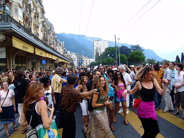 Montreux Jazz Festival 2006: Santana's World Drum Parade, avec United Samba Lausanne y Sambrasil Montreux, Association des Percussions Uruguayennes et Capoeira, dimanche 9 juillet, Grand-Rue, du Marché Couvert à la scène de l'Auditorium Stravinski.