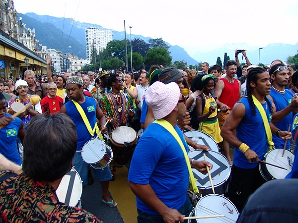 Montreux Jazz Festival 2006: Santana's World Drum Parade, avec United Samba Lausanne y Sambrasil Montreux, Association des Percussions Uruguayennes et Capoeira, dimanche 9 juillet, Grand-Rue, du Marché Couvert à la scène de l'Auditorium Stravinski.