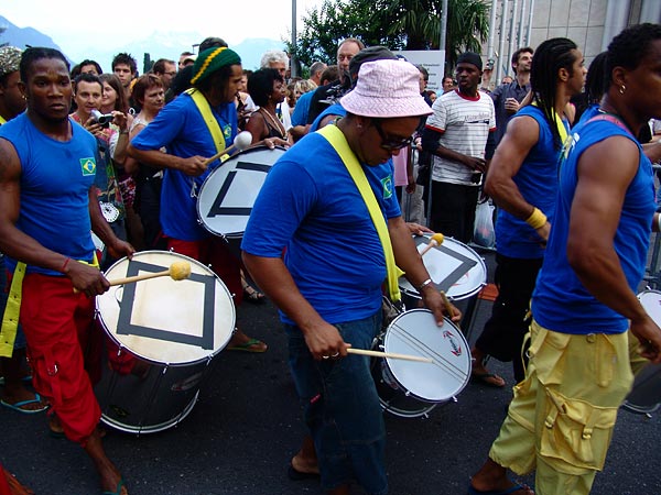 Montreux Jazz Festival 2006: Santana's World Drum Parade, avec United Samba Lausanne y Sambrasil Montreux, Association des Percussions Uruguayennes et Capoeira, dimanche 9 juillet, Grand-Rue, du Marché Couvert à la scène de l'Auditorium Stravinski.