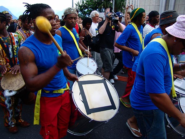 Montreux Jazz Festival 2006: Santana's World Drum Parade, avec United Samba Lausanne y Sambrasil Montreux, Association des Percussions Uruguayennes et Capoeira, dimanche 9 juillet, Grand-Rue, du Marché Couvert à la scène de l'Auditorium Stravinski.