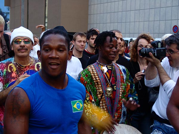 Montreux Jazz Festival 2006: Santana's World Drum Parade, avec United Samba Lausanne y Sambrasil Montreux, Association des Percussions Uruguayennes et Capoeira, dimanche 9 juillet, Grand-Rue, du Marché Couvert à la scène de l'Auditorium Stravinski.