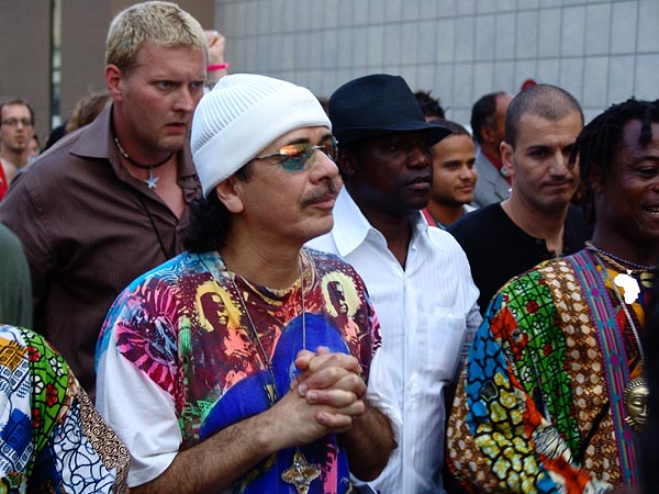 Montreux Jazz Festival 2006: Santana's World Drum Parade, avec United Samba Lausanne y Sambrasil Montreux, Association des Percussions Uruguayennes et Capoeira, dimanche 9 juillet, Grand-Rue, du Marché Couvert à la scène de l'Auditorium Stravinski.