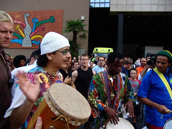 Montreux Jazz Festival 2006: Santana's World Drum Parade, avec United Samba Lausanne y Sambrasil Montreux, Association des Percussions Uruguayennes et Capoeira, dimanche 9 juillet, Grand-Rue, du Marché Couvert à la scène de l'Auditorium Stravinski.