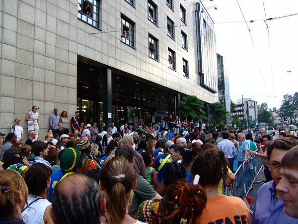 Montreux Jazz Festival 2006: Santana's World Drum Parade, avec United Samba Lausanne y Sambrasil Montreux, Association des Percussions Uruguayennes et Capoeira, dimanche 9 juillet, Grand-Rue, du Marché Couvert à la scène de l'Auditorium Stravinski.