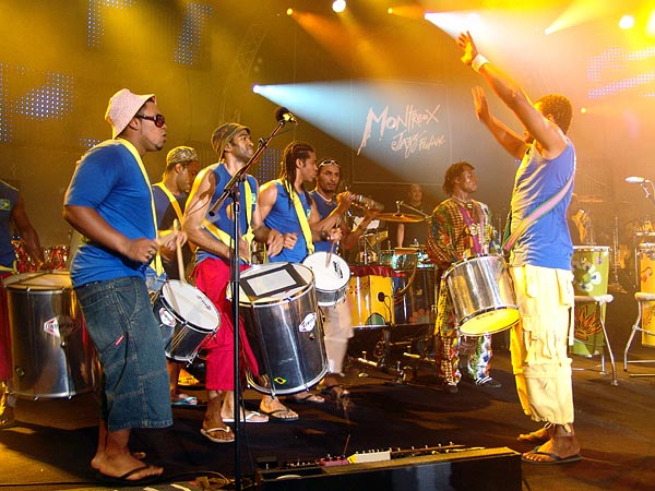 Montreux Jazz Festival 2006: Santana's World Drum Parade, avec United Samba Lausanne y Sambrasil Montreux, Association des Percussions Uruguayennes et Capoeira, dimanche 9 juillet, Grand-Rue, du Marché Couvert à la scène de l'Auditorium Stravinski.