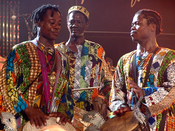 Montreux Jazz Festival 2006: Santana's World Drum Parade, avec United Samba Lausanne y Sambrasil Montreux, Association des Percussions Uruguayennes et Capoeira, dimanche 9 juillet, Grand-Rue, du Marché Couvert à la scène de l'Auditorium Stravinski.