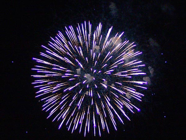 Le traditionnel feu d'artifice du Paléo Festival, 23 juillet 2006.