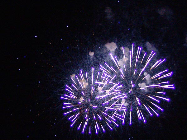 Le traditionnel feu d'artifice du Paléo Festival, 23 juillet 2006.