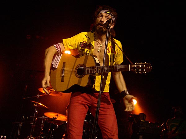 Paléo Festival 2007: Gogol Bordello, Chapiteau, dimanche 29 juillet 2007. On les avait ratés l'année passée et on était curieux de les découvrir... on n'a pas été déçus! Dommage que tous ceux qui ont fui le concert de Renaud pour cause de déluge ne soient pas venus se réfugier sous le Chapiteau, ils auraient pu pogoter au son de ce groupe punk tzigane totalement délirant!