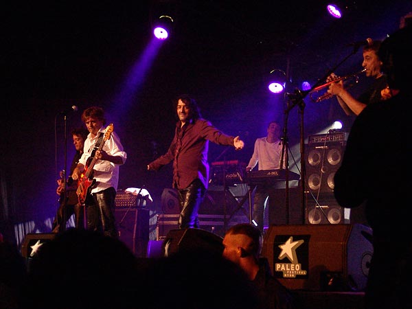 Paléo Festival 2007: Rachid Taha, Dôme, mardi 24 juillet 2007. Parfums maghrébins, ambiances de souk en folie, rage rock et mélopées raï... Un concert absolument magique! Mais pourquoi faut-il qu'il soit toujours bourré avant de monter sur scène?