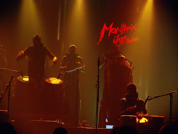 Montreux Jazz Festival 2009, Island's 50th Anniversary: Ayekoo Drummers of Ghana, July 13, Miles Davis Hall. Bad light, bad photos, sorry! Have a look at <a href=http://www.fusions.ch/sightseeing/2008/07/mjf/xxmjf08ayekoo.html target=_self>AYEKOO SLIDESHOW 2008</a>, shot during their first surprise performance at Montreux Jazz Festival.