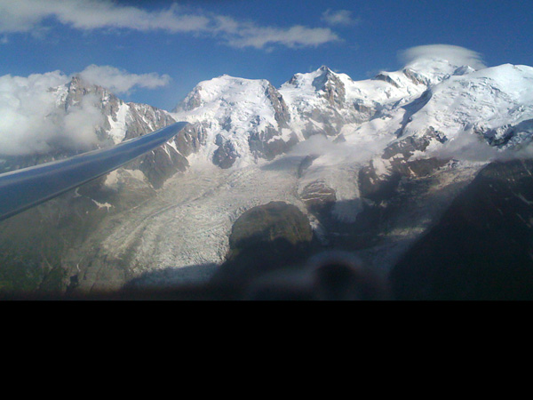 Vue sur le massif du Mont-Blanc, 27 juillet 2010. Photo prise par Alex depuis son planeur au moyen d'un iPhone 3.