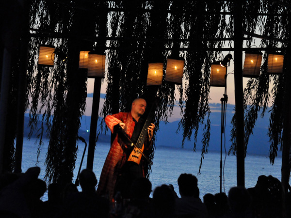 L'Heure Bleue: Mich Gerber met en musique le crépuscule. Plage de la Maladaire, La Tour-de-Peilz, vendredi 30 juillet 2010.