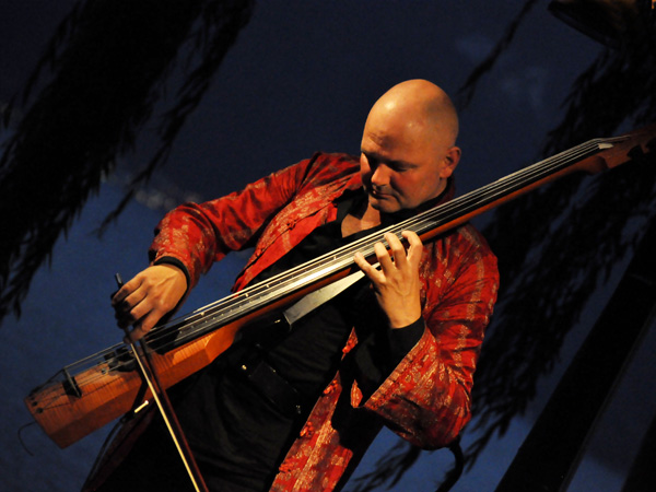 L'Heure Bleue: Mich Gerber met en musique le crépuscule. Plage de la Maladaire, La Tour-de-Peilz, vendredi 30 juillet 2010.