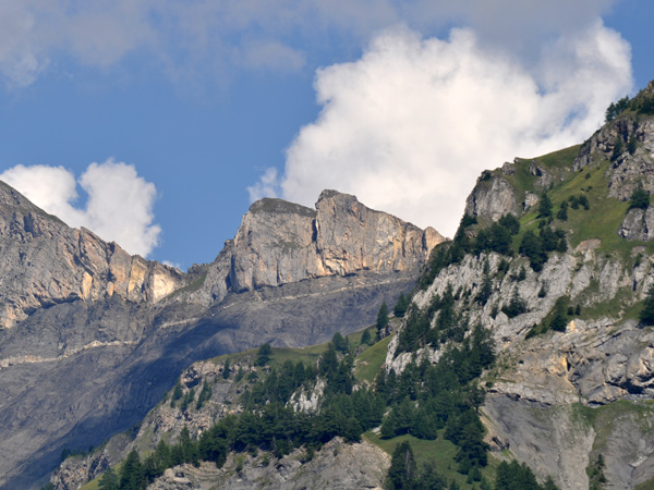 Vue sur les montagnes entourant le site naturel protégé de Derborence, au Valais, août 2010.