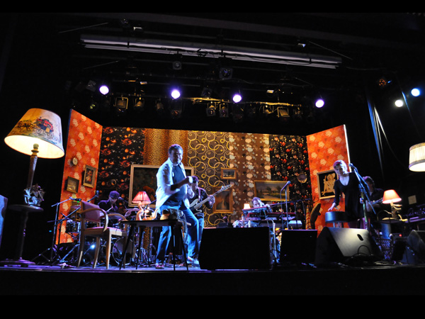 Richard Gotainer en concert à la salle de la Tuffière, à Corpataux, samedi 2 avril 2011. Tournée «Comme à la maison», avec Yvan Della Valle (claviers), Bruno Caviglia (guitares), Romain Joutard (batterie), Guillaume Farley (basse) et Murielle Lefebvre (choeurs).